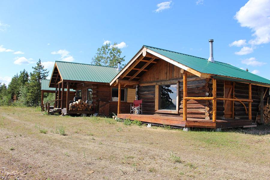 Hunting lodge accommodations at Batnuni Lake